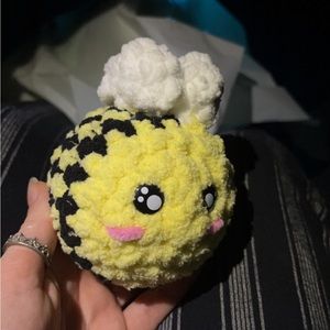 hand crochet bee